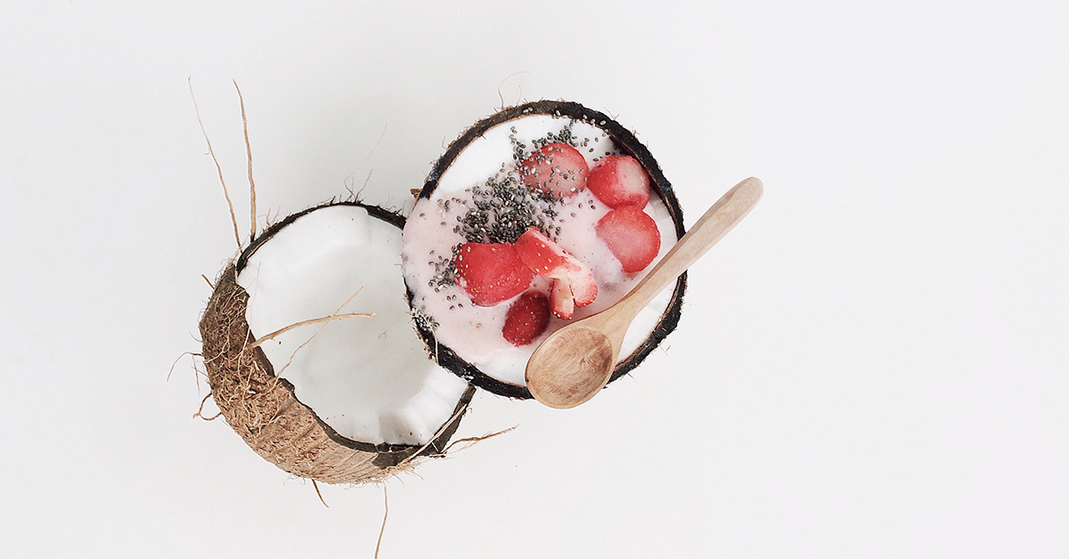 kokosovy orech s chia a jahodami zdrava strava